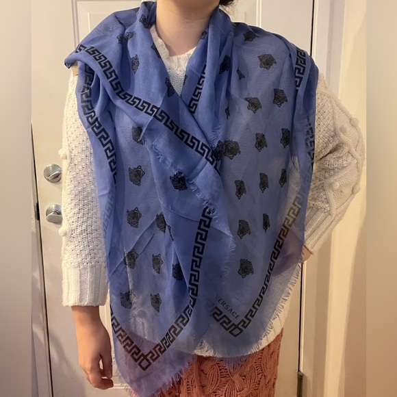 NEW VERSACE blue Medusa Greca Large silk mix shawl scarf - Picture 7 of 15